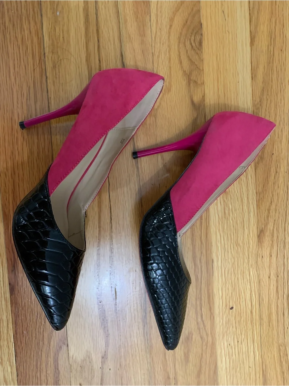 Black Textured Pointed Pumps with Pink Upper